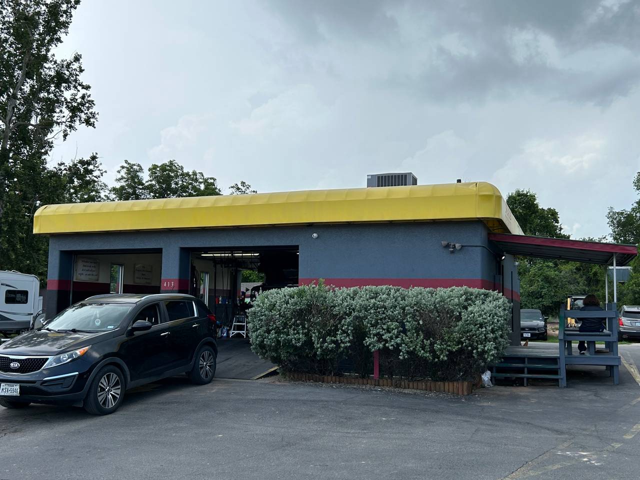 Thomas' Mustang Lube & Auto Repair shop building at 413 RR Hwy 1431, West Dr in Kingsland, TX